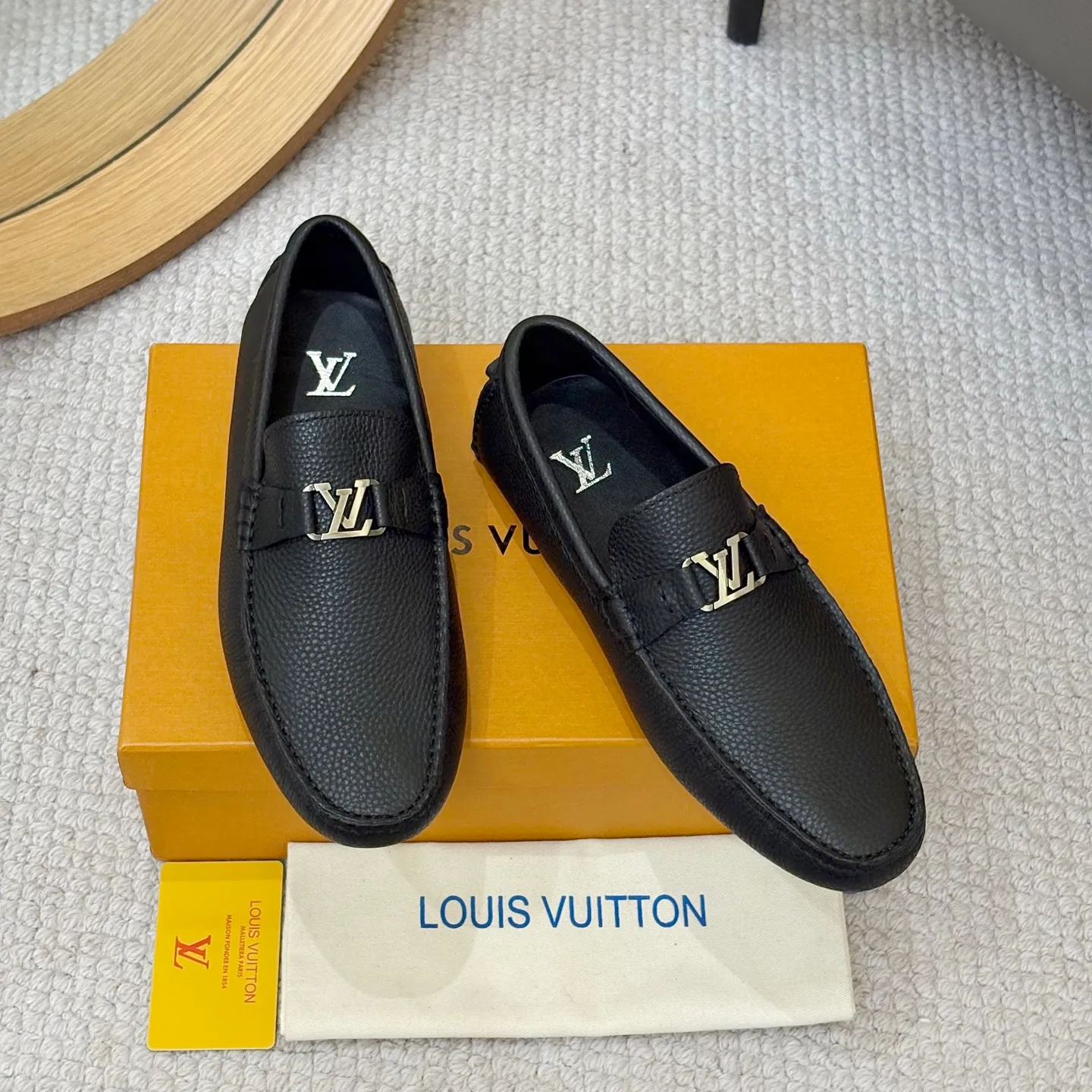 Men's men's shoes 💰420 (Yangli) LV 2⃣️0⃣️2⃣️5️⃣Spring and summer counter GLORIA series models ✈️Original factory special leather production, original last type. A classic driving slip-on casual shoe that shows an elegant style with exquisite craftsmanship details such as Monogram embossing all over the upper🌀Italian imported calfskin fabric Sheepskin foot pads➕Inside～Private mold replica sole Unique style Comfortable driving slip-on Size: 4-12 (38-46) Comes with [Counter packaging: original box, wrapping paper, card, instruction manual, shoehorn, cloth bag] No pressure to enter and leave the counter!